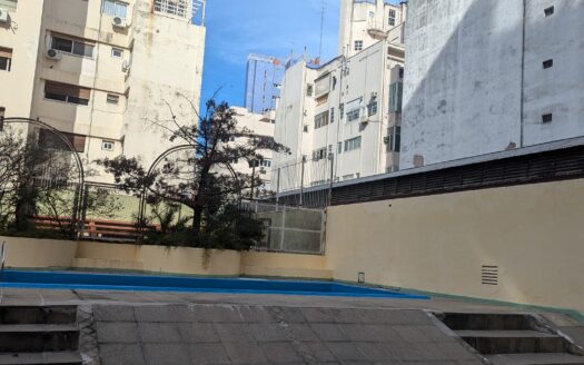 Venta DOS AMBIENTES lateral impecable Apto profesional Pileta Solarium zona Parque Rivadavia