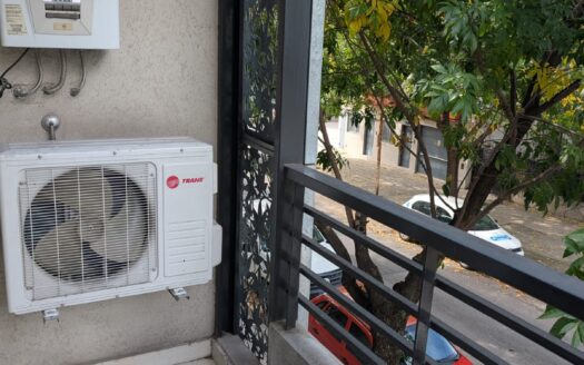 Alquiler MONOAMBIENTE frente balcón impecable NUEVO