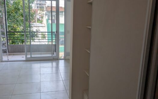 Alquiler MONOAMBIENTE frente balcón impecable NUEVO